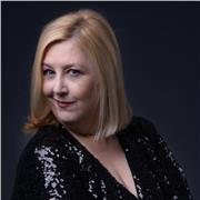 Profesora y mentora en Artes, teatro, cine, comunicación y audiovisuales, con mas de 20 años de experiencia dando clases.